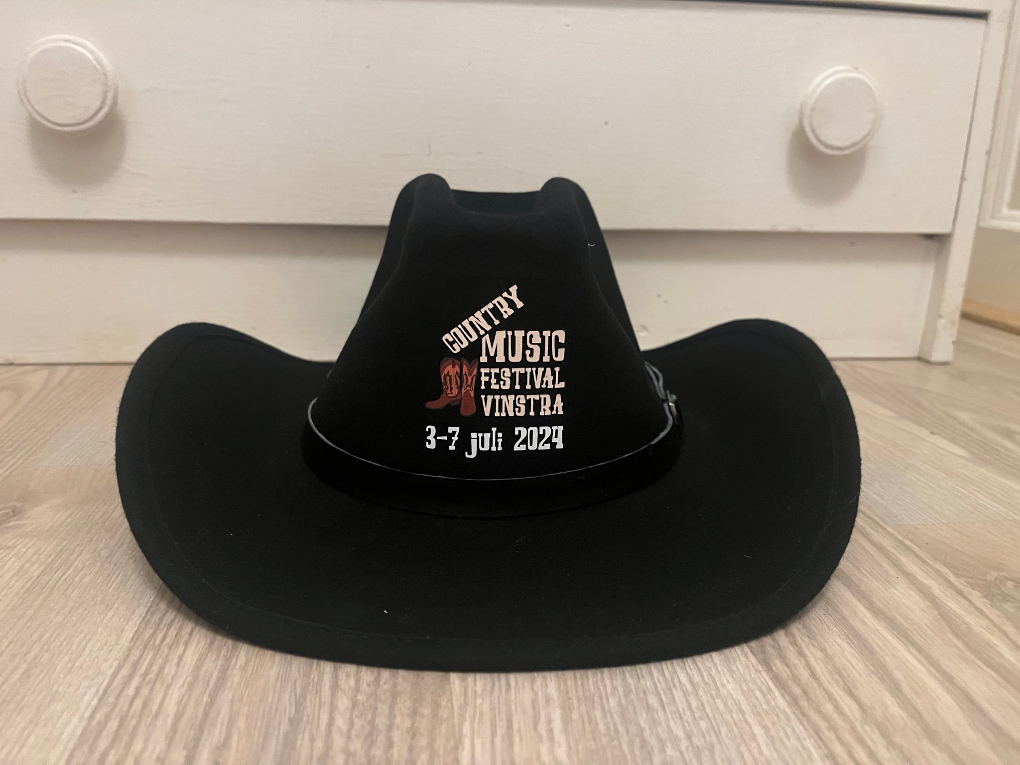 Offisiell Festival Cowboyhatt modell «Kansas» i farge sort eller brun med logo trykt på front