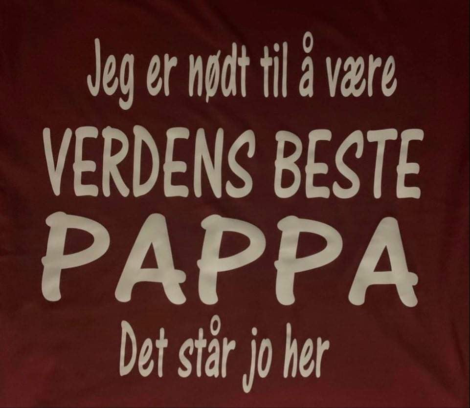 Jeg er nødt til å være VERDENS BESTE PAPPA  Det står jo her