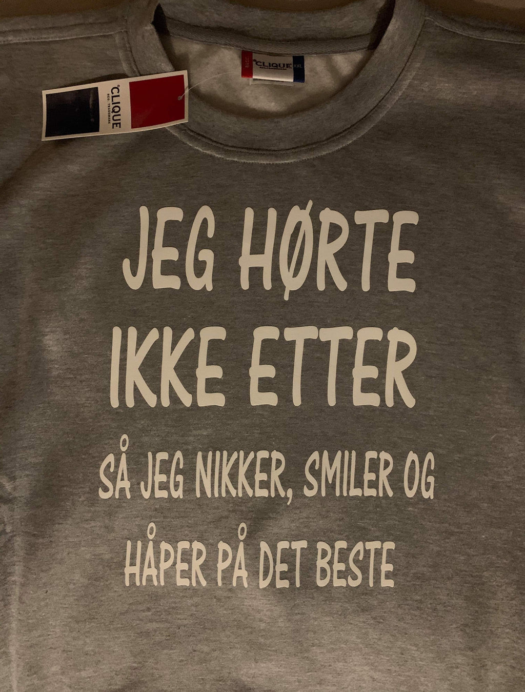 JEG HØRTE IKKE ETTER  SÅ JEG NIKKER, SMILER OG HÅPER PÅ DET BESTE