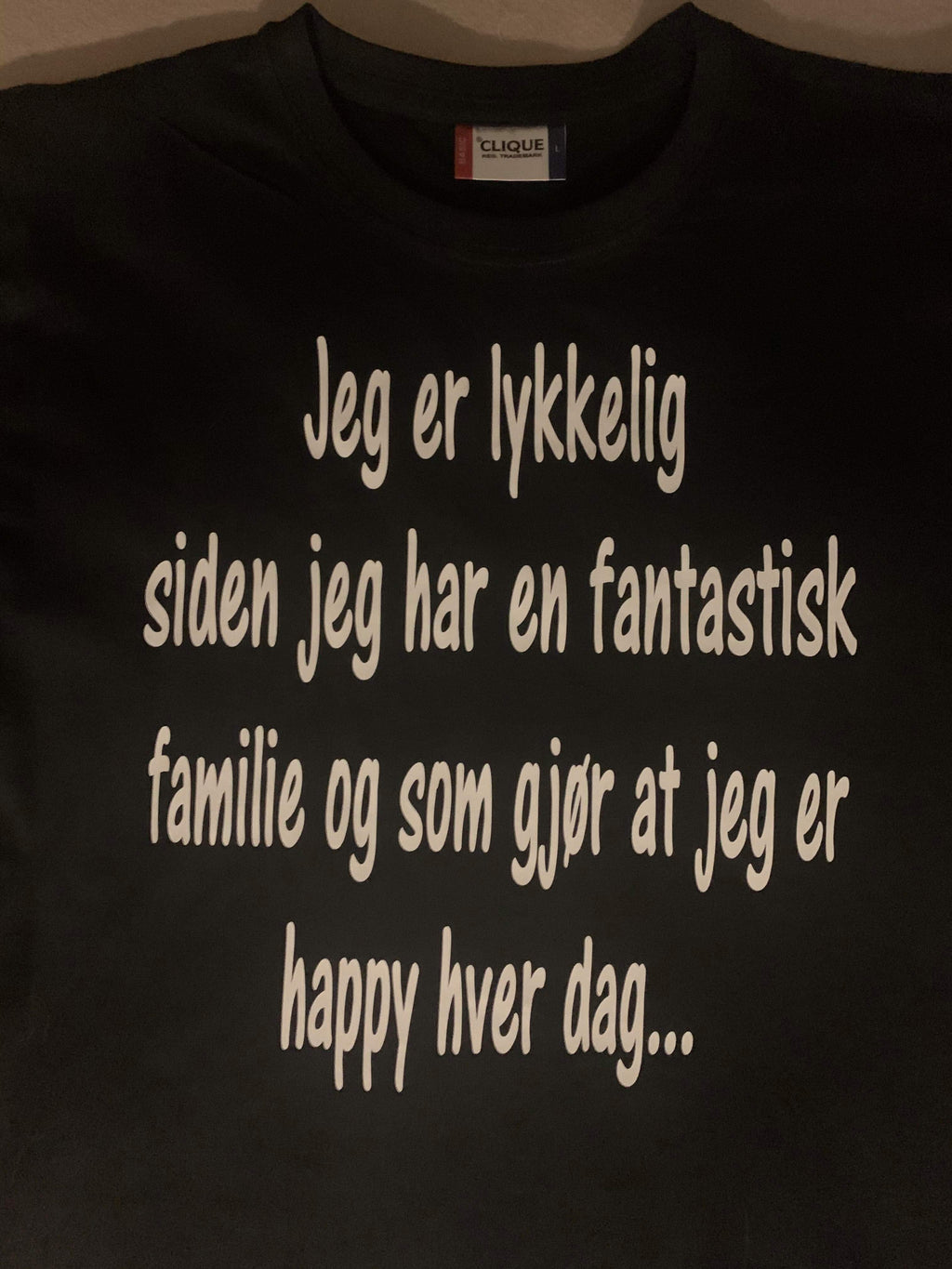 Jeg er lykkelig siden jeg har en fantastisk familie og som gjør at jeg er happy hver dag...